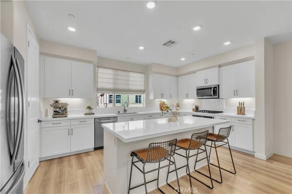 27582 Manzanita Way Valencia, CA 91381