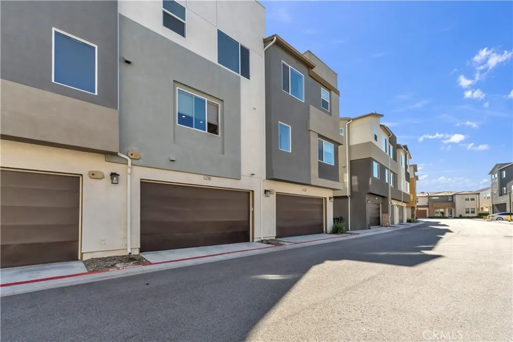 27582 Manzanita Way Valencia, CA 91381