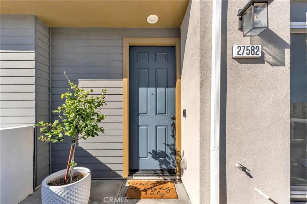 27582 Manzanita Way Valencia, CA 91381