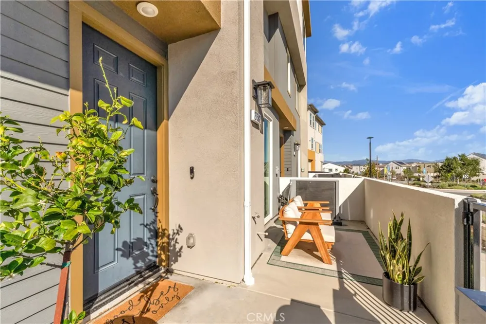27582 Manzanita Way Valencia, CA 91381