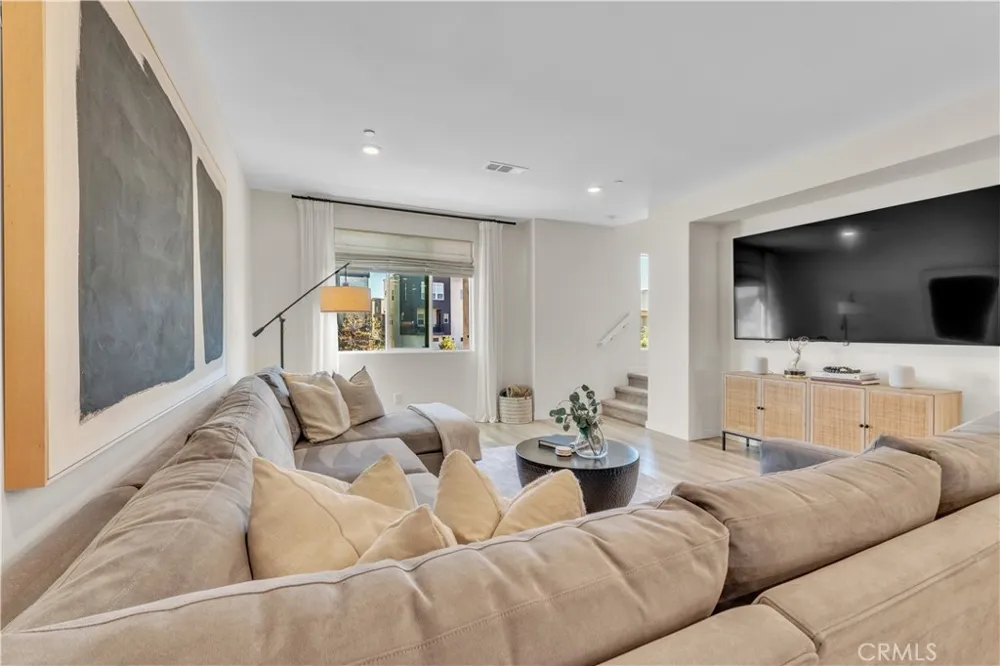 27582 Manzanita Way Valencia, CA 91381
