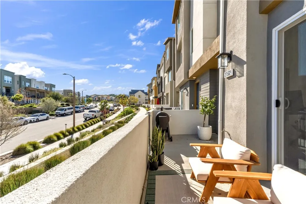 27582 Manzanita Way Valencia, CA 91381