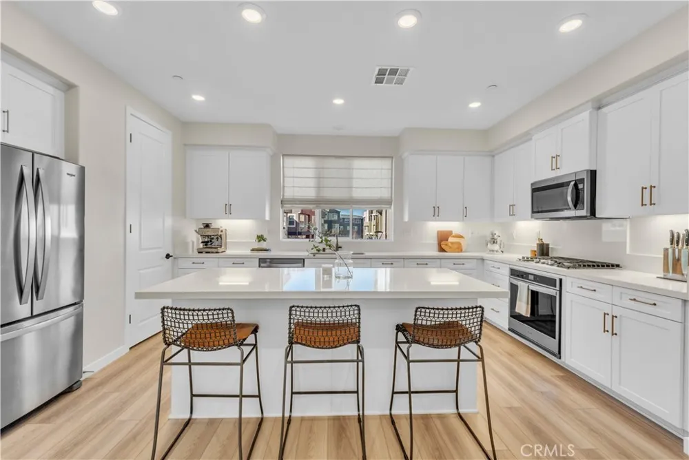 27582 Manzanita Way Valencia, CA 91381