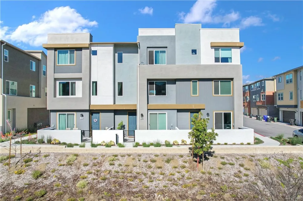 27582 Manzanita Way Valencia, CA 91381