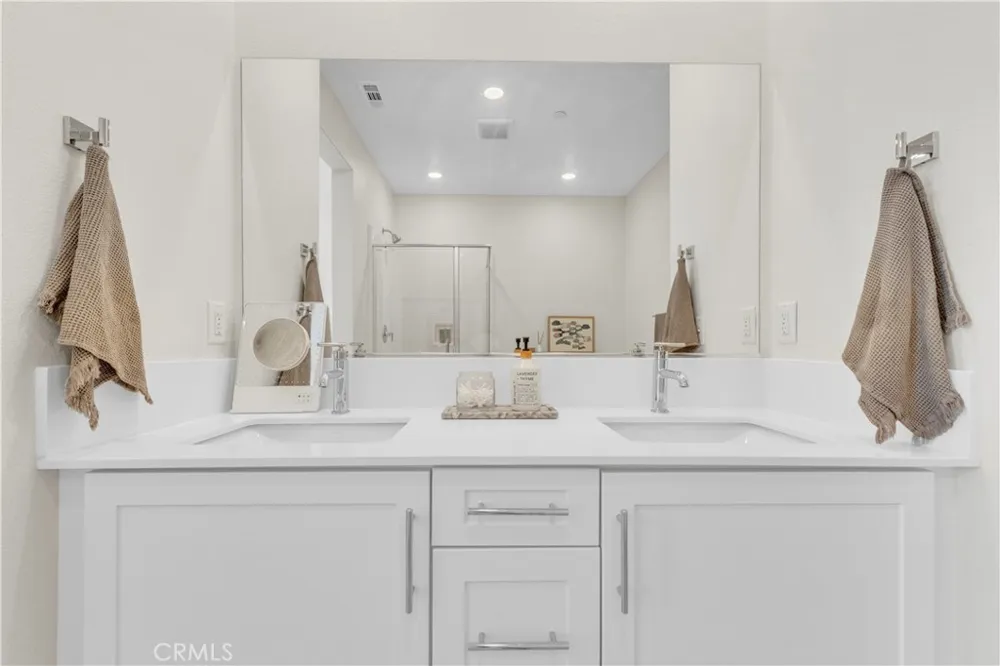 27582 Manzanita Way Valencia, CA 91381