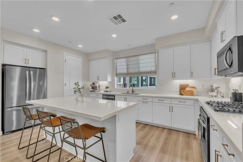 27582 Manzanita Way Valencia, CA 91381