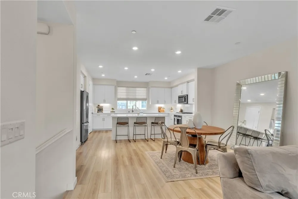 27582 Manzanita Way Valencia, CA 91381