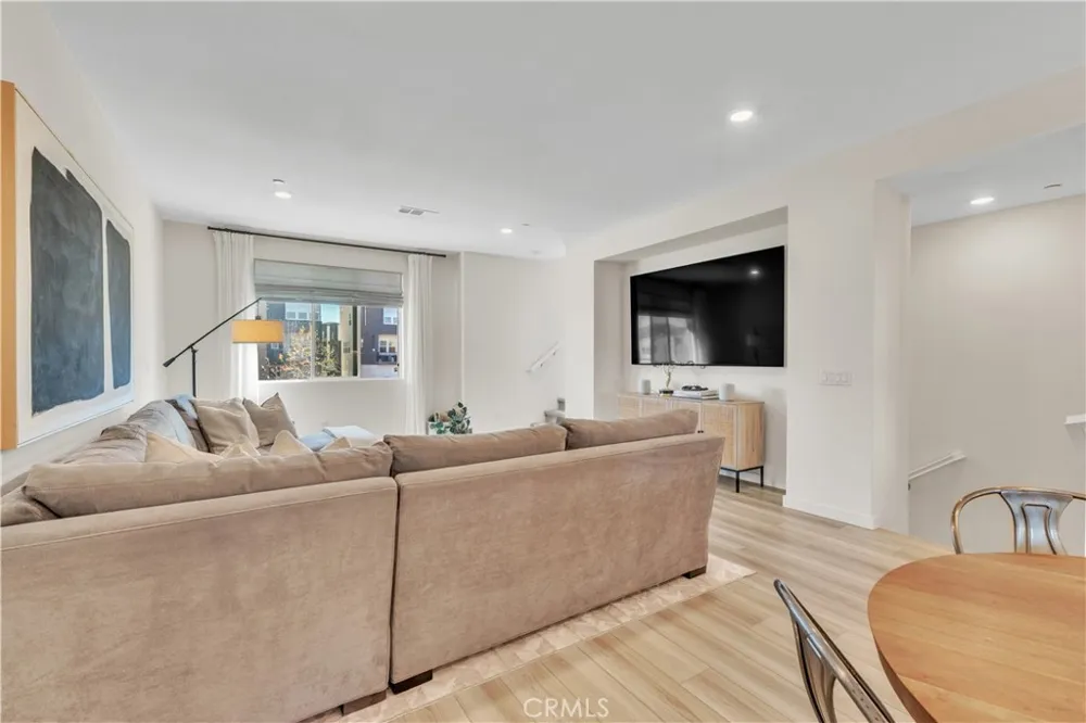 27582 Manzanita Way Valencia, CA 91381