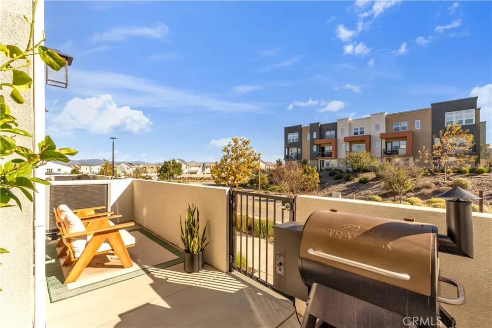 27582 Manzanita Way Valencia, CA 91381