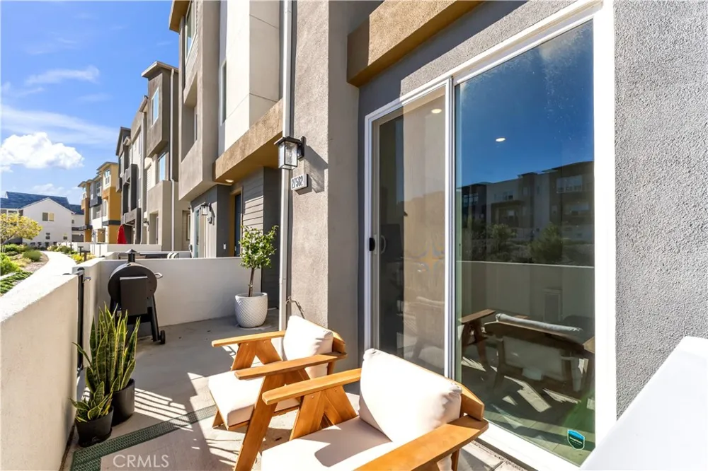 27582 Manzanita Way Valencia, CA 91381