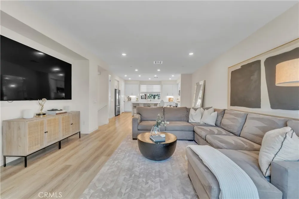 27582 Manzanita Way Valencia, CA 91381