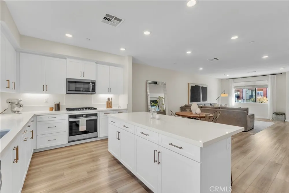 27582 Manzanita Way Valencia, CA 91381