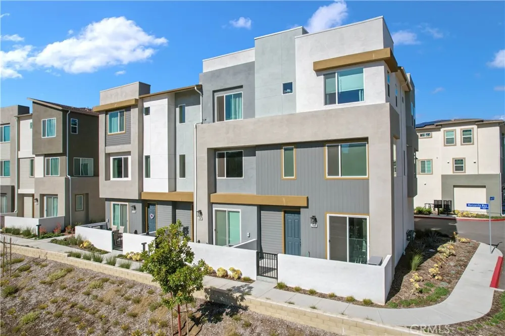 27582 Manzanita Way Valencia, CA 91381