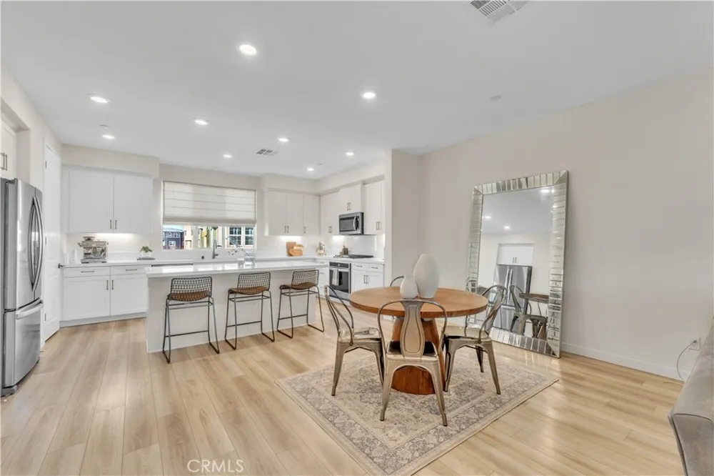 27582 Manzanita Way Valencia, CA 91381