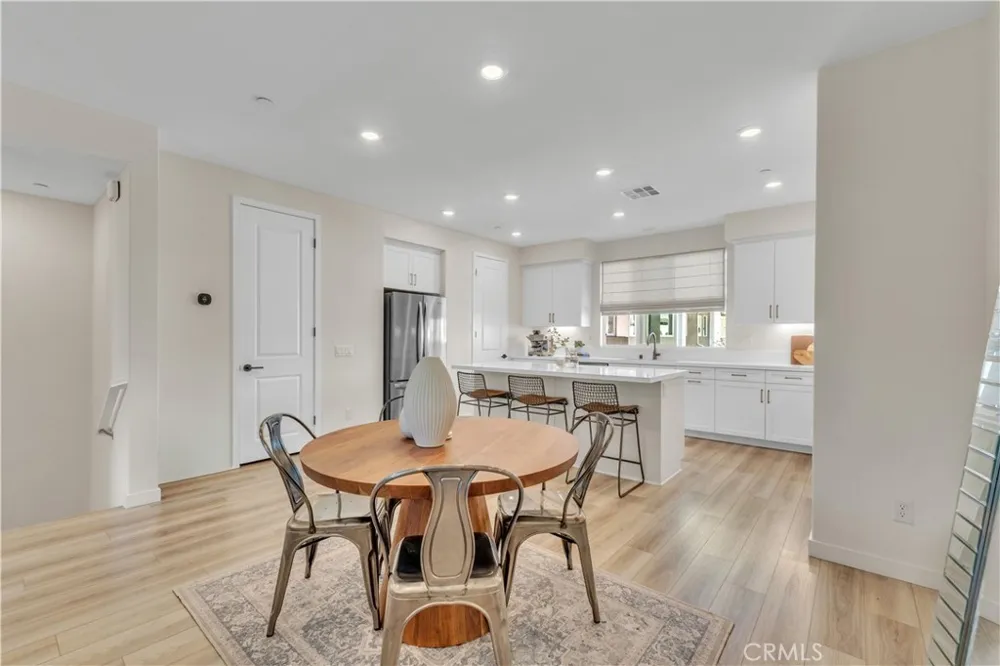 27582 Manzanita Way Valencia, CA 91381