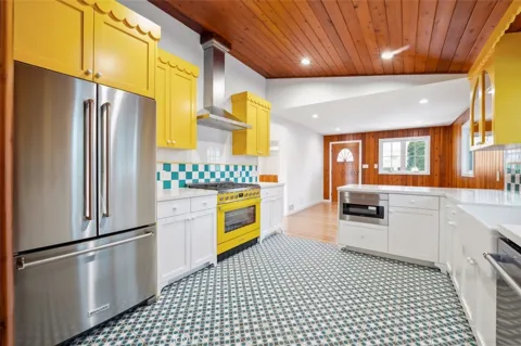 2549 Beachwood Drive