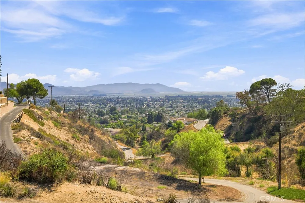 244 Highland Drive Camarillo, CA 93010