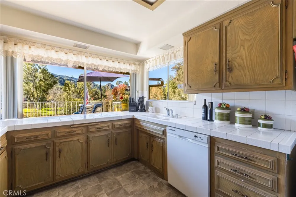 2232 East Lakeshore Drive Agoura Hills, CA 91301