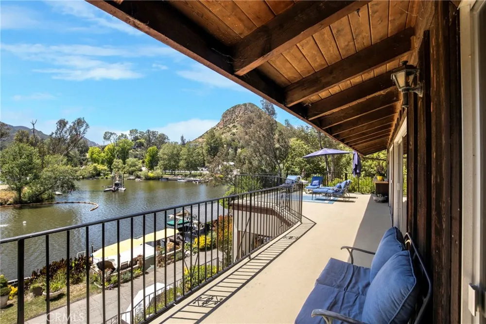 2232 East Lakeshore Drive Agoura Hills, CA 91301
