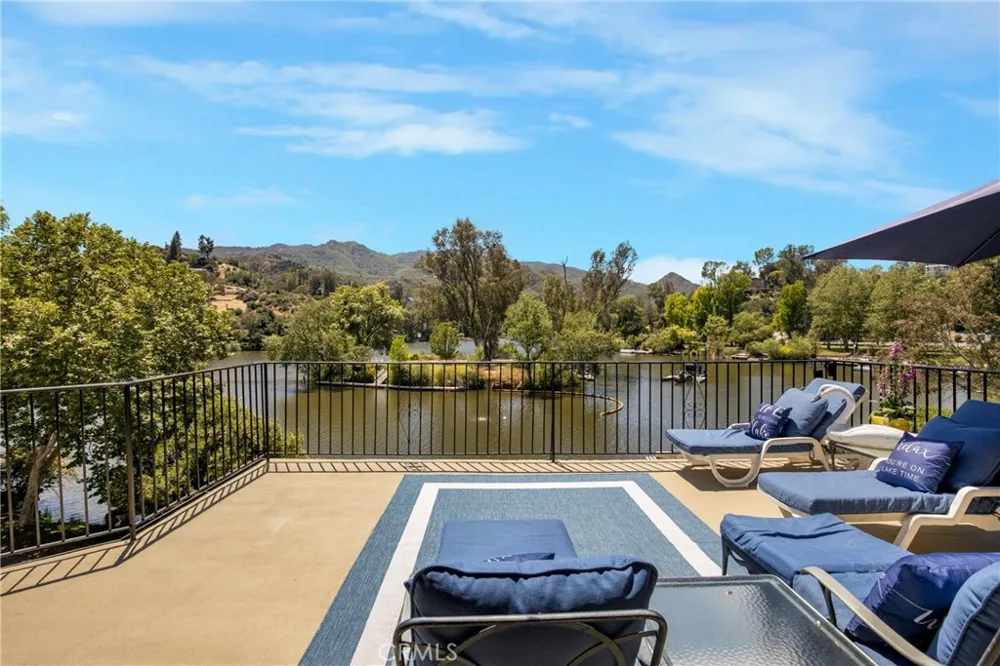 2232 East Lakeshore Drive Agoura Hills, CA 91301