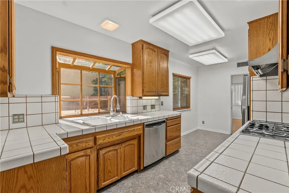 15933 Tupper Street North Hills, CA 91343