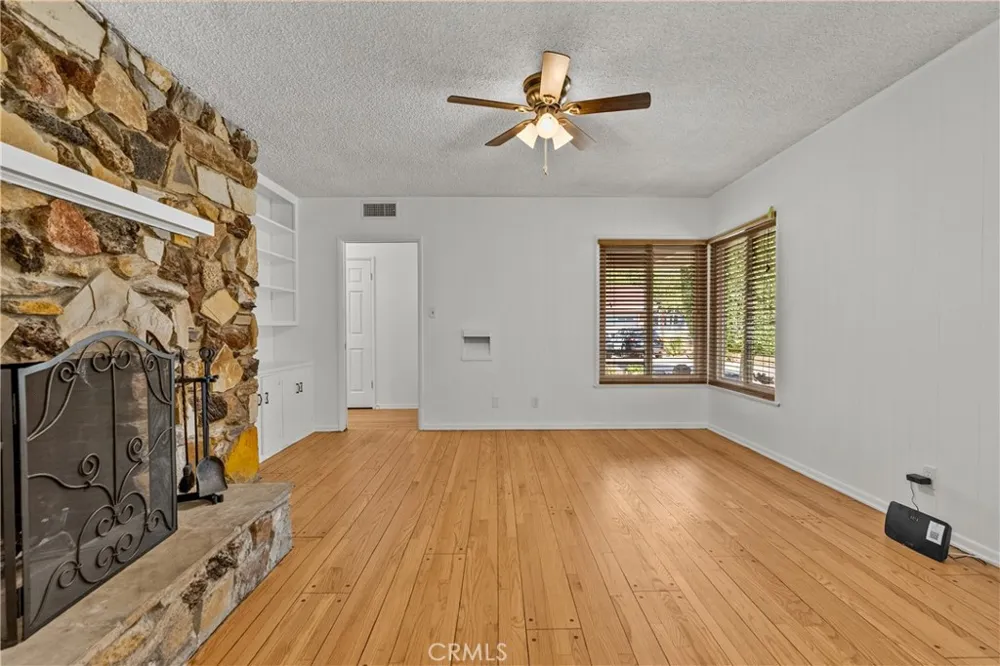 15933 Tupper Street North Hills, CA 91343