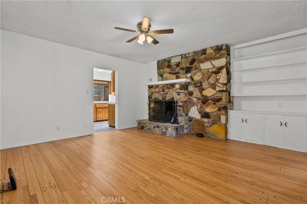 15933 Tupper Street North Hills, CA 91343
