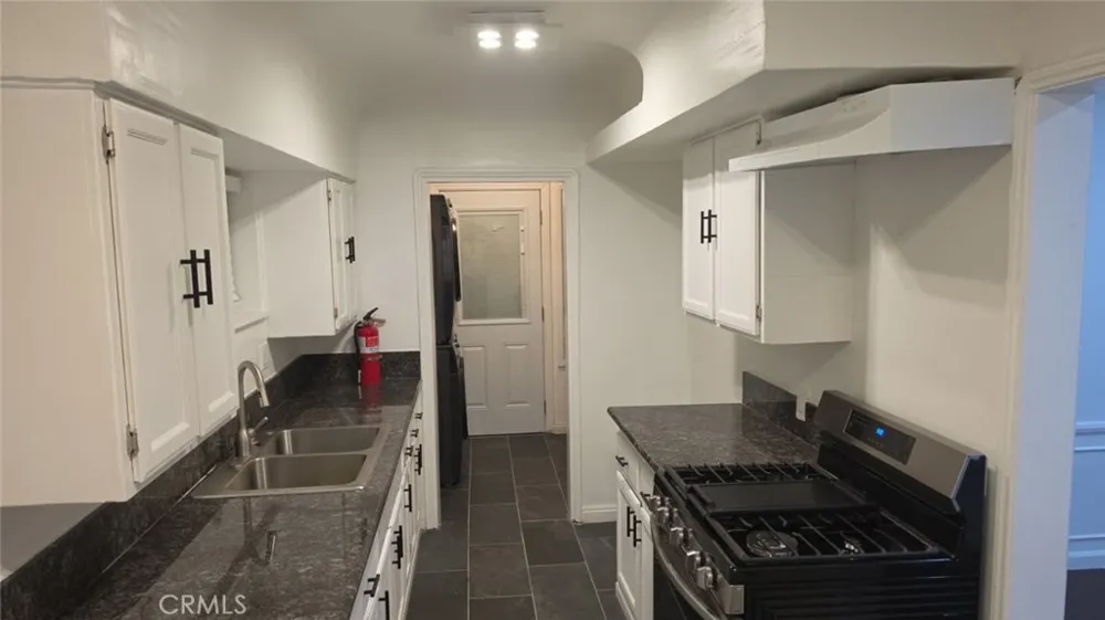 1022 W 57th Los Angeles, CA 90037