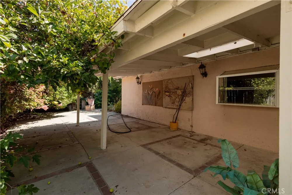 18129 Delano Reseda, CA 91335