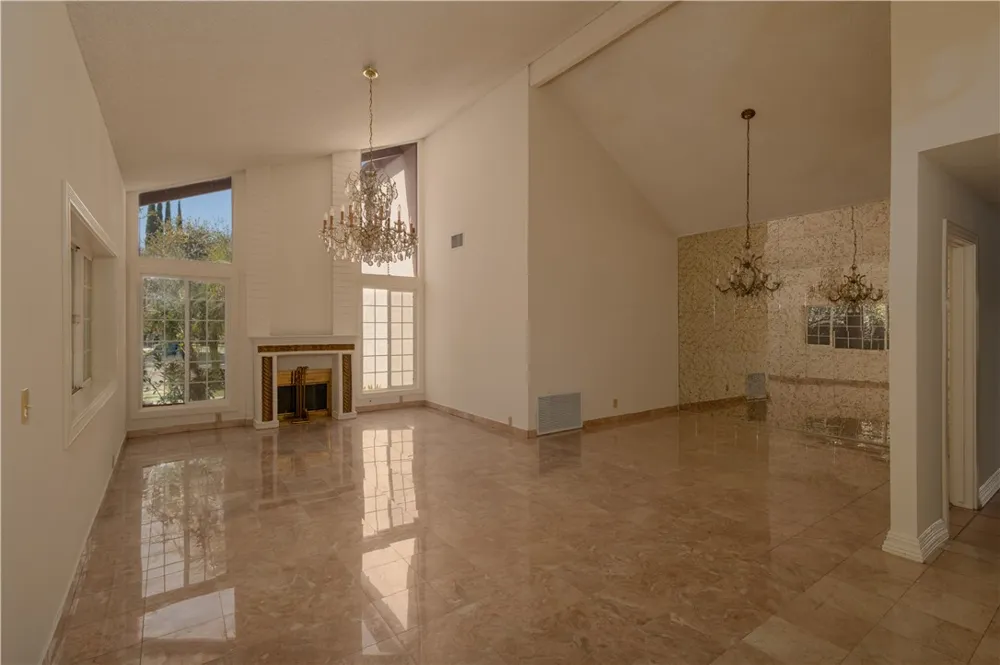 18129 Delano Reseda, CA 91335