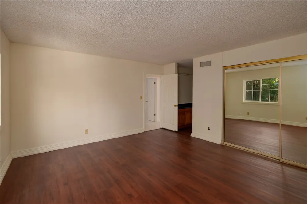 18129 Delano Reseda, CA 91335