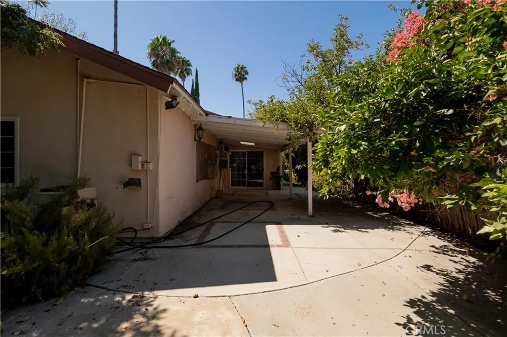 18129 Delano Reseda, CA 91335