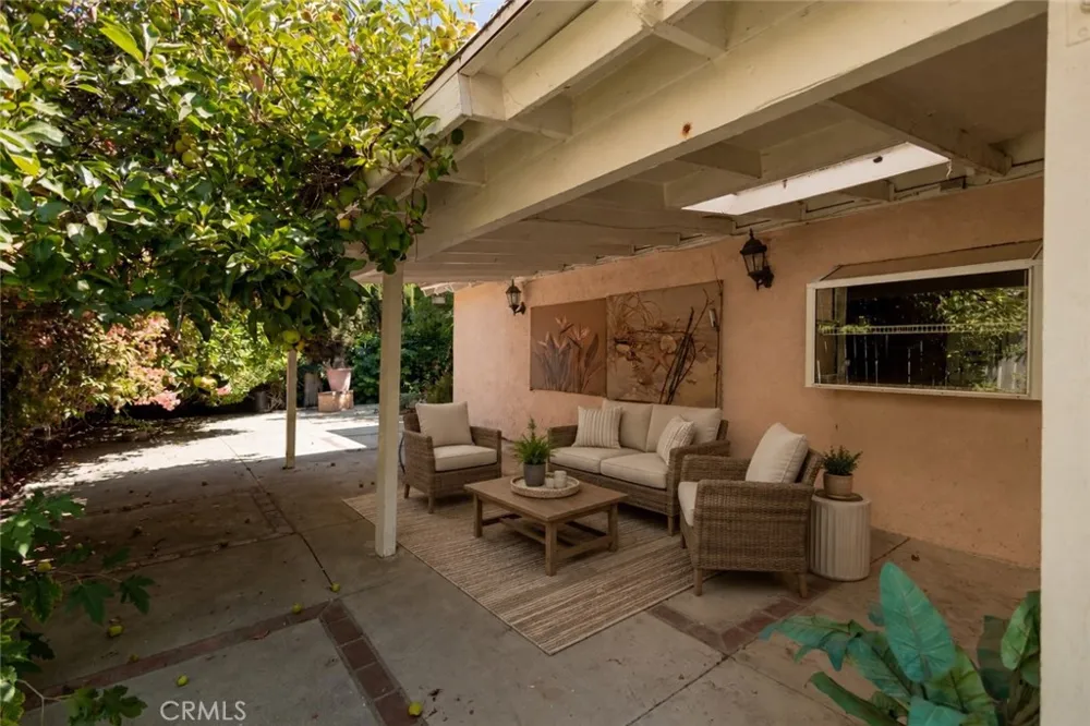 18129 Delano Reseda, CA 91335