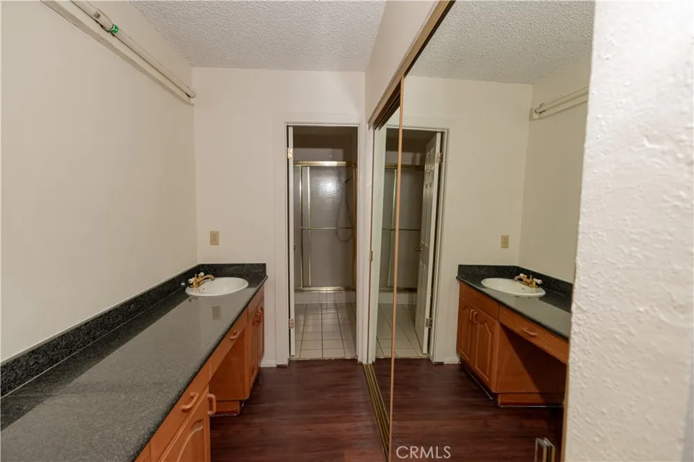 18129 Delano Reseda, CA 91335