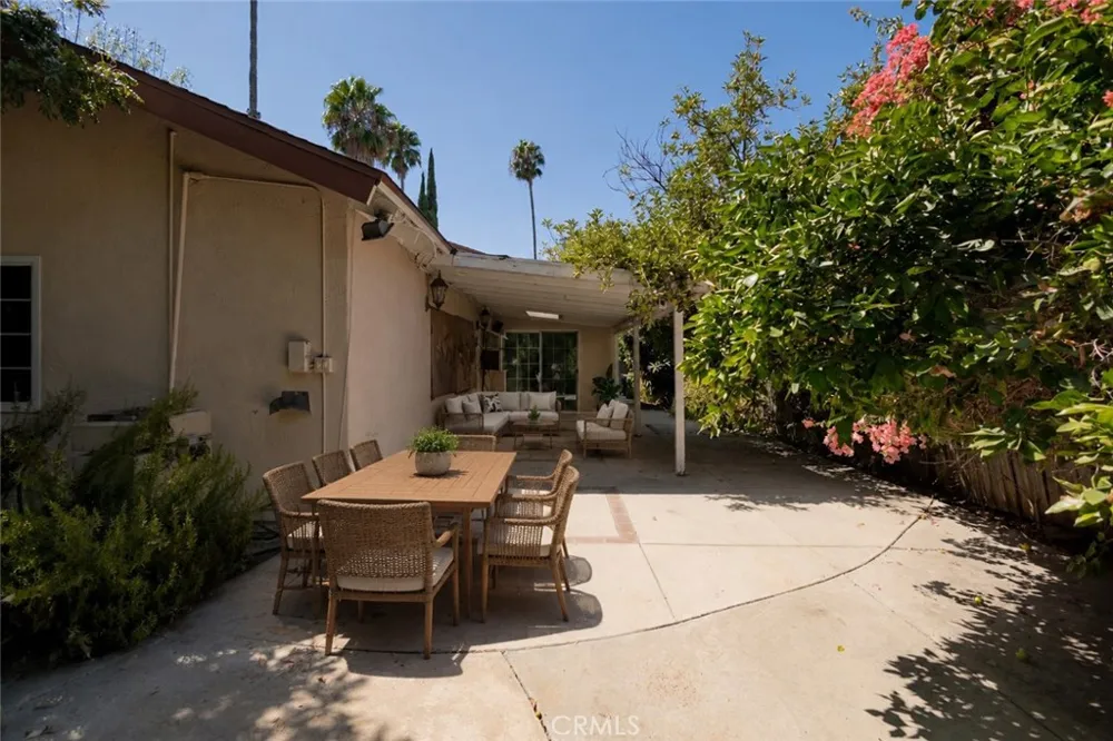 18129 Delano Reseda, CA 91335