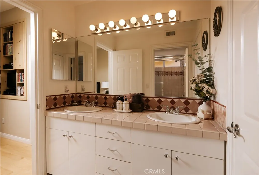 14709 Otsego Sherman Oaks, CA 91403