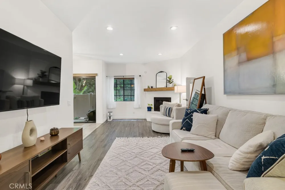 17914 Magnolia Boulevard #121 Encino, CA 91316