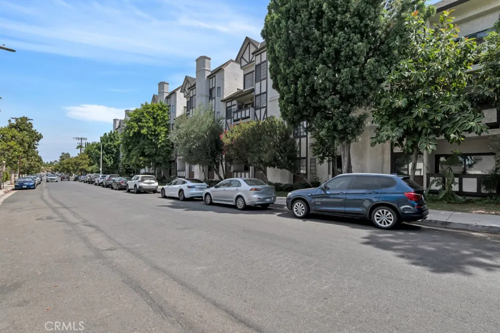 17914 Magnolia Boulevard #121 Encino, CA 91316