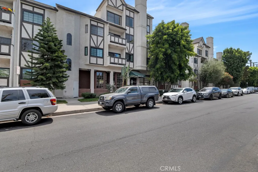 17914 Magnolia Boulevard #121 Encino, CA 91316