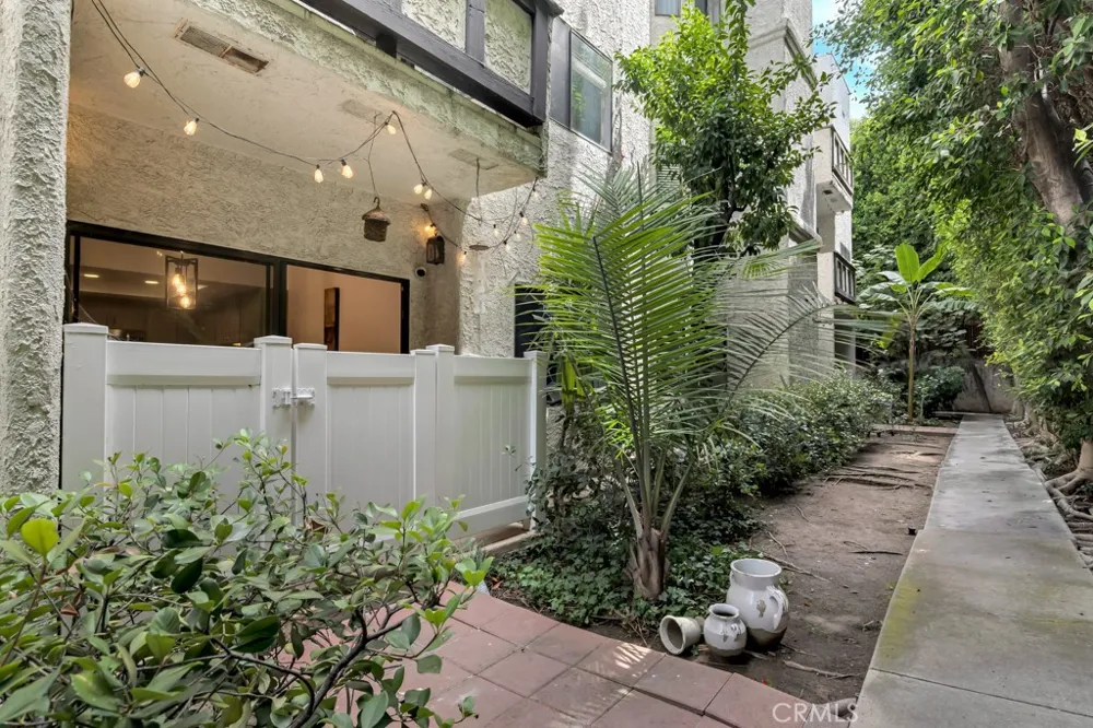 17914 Magnolia Boulevard #121 Encino, CA 91316