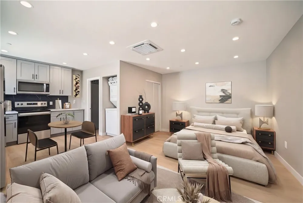 8434 Oakdale Avenue Winnetka, CA 91306