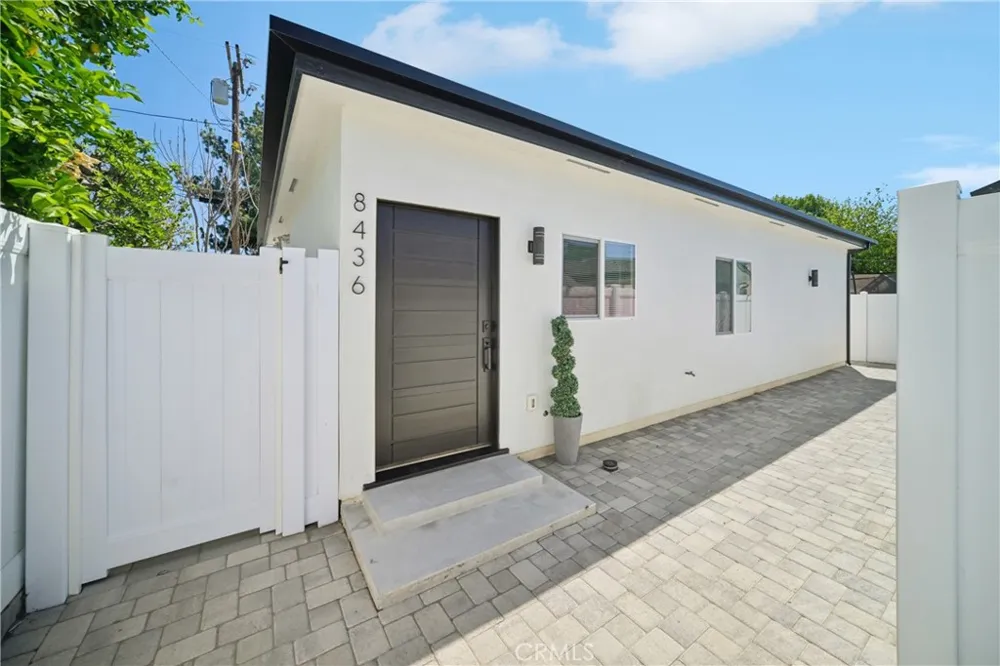 8434 Oakdale Avenue Winnetka, CA 91306