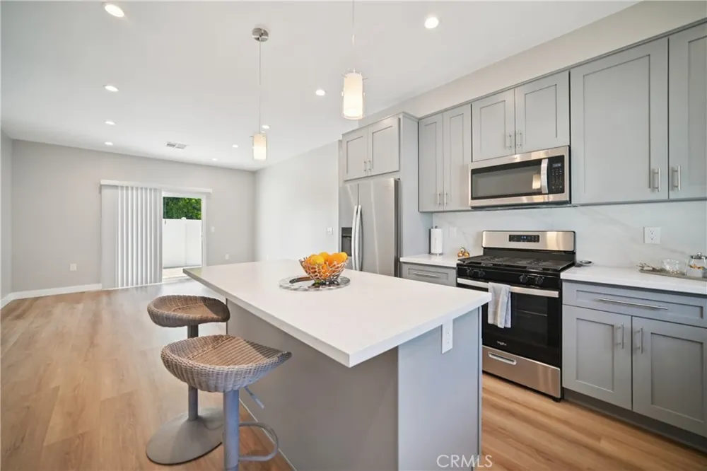 8434 Oakdale Avenue Winnetka, CA 91306