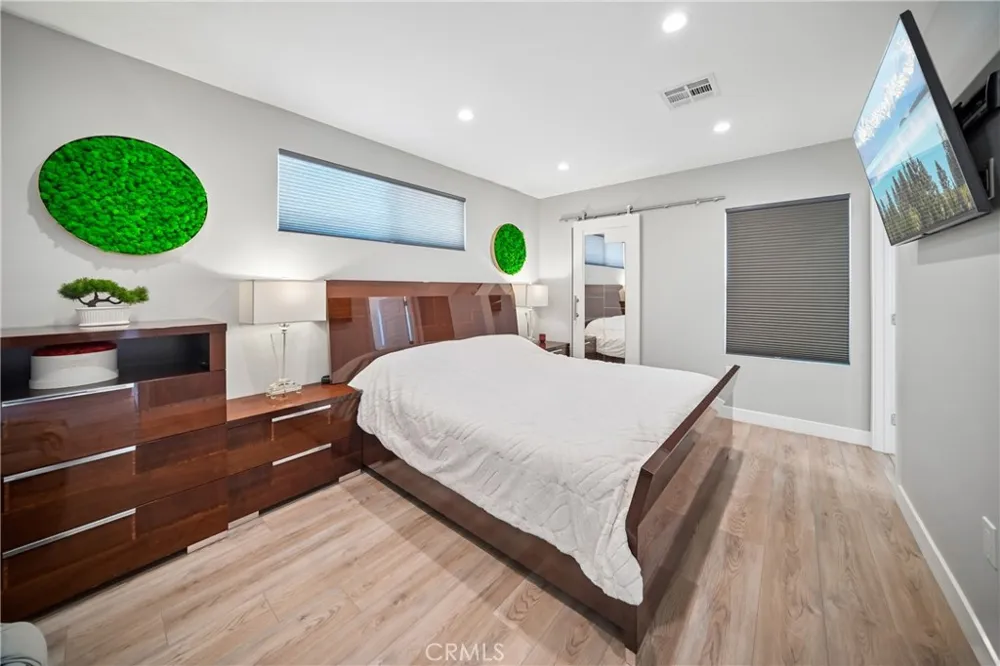 8434 Oakdale Avenue Winnetka, CA 91306