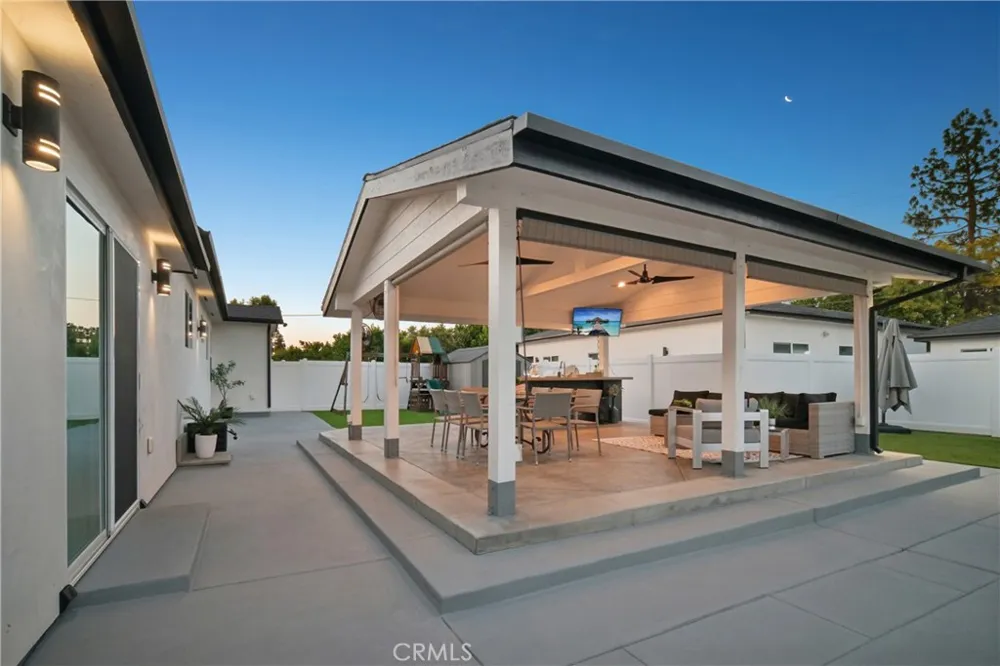 8434 Oakdale Avenue Winnetka, CA 91306