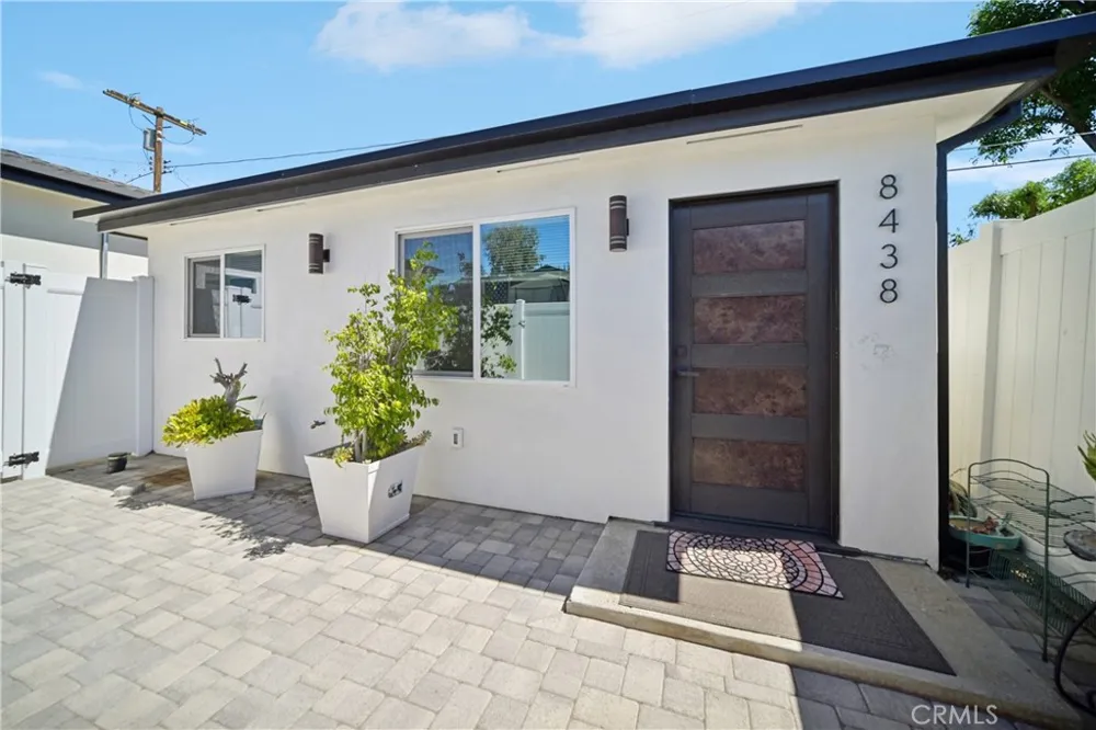 8434 Oakdale Avenue Winnetka, CA 91306
