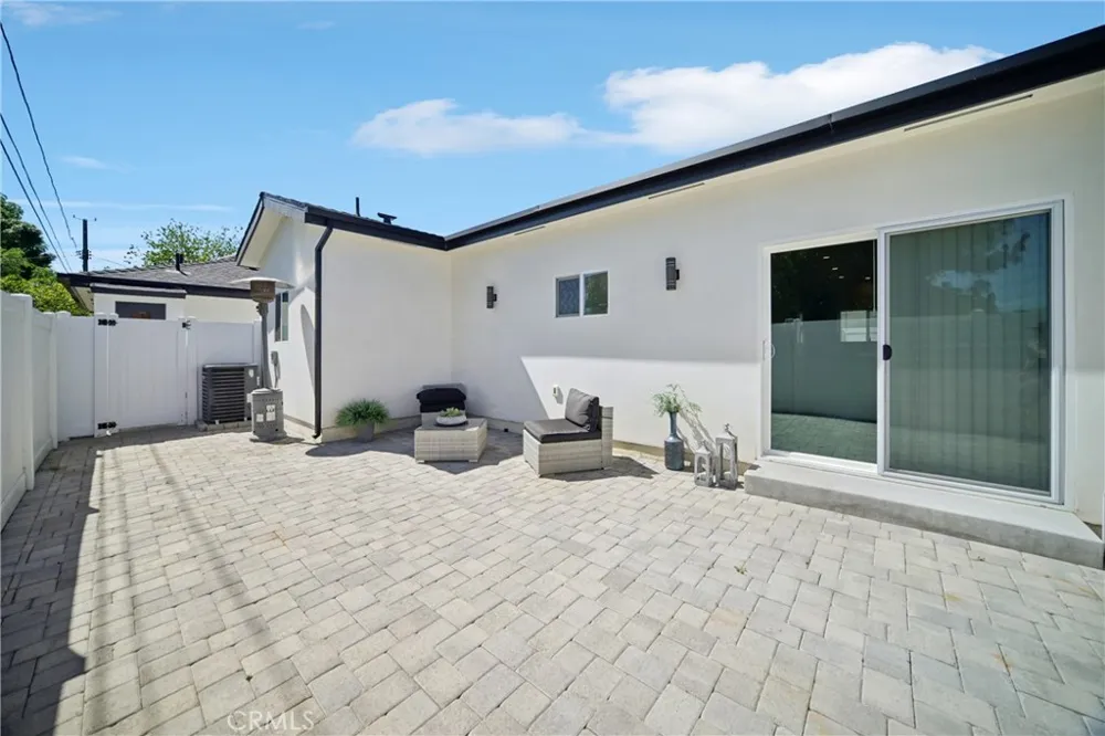 8434 Oakdale Avenue Winnetka, CA 91306