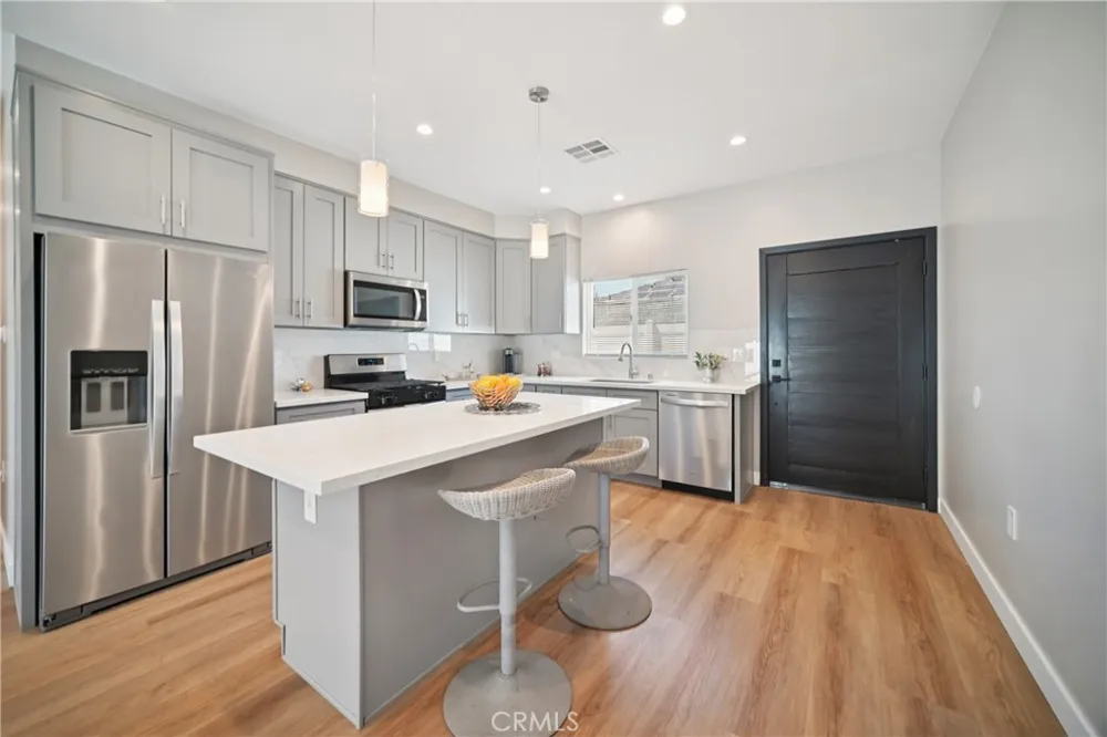 8434 Oakdale Avenue Winnetka, CA 91306