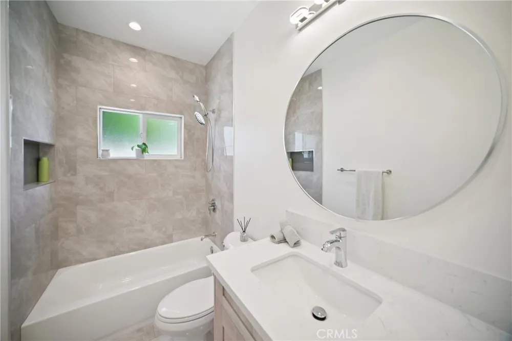 8434 Oakdale Avenue Winnetka, CA 91306