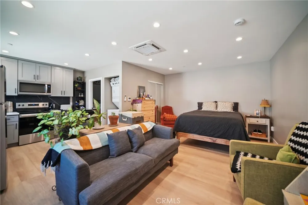 8434 Oakdale Avenue Winnetka, CA 91306